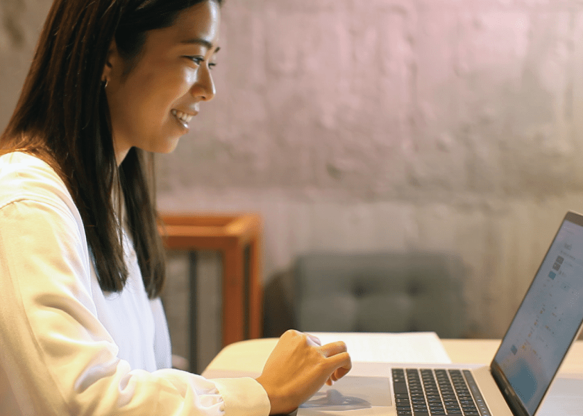 AIのサービスを受ける女性